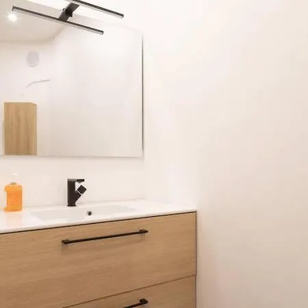 2 Lyonnais Apartment