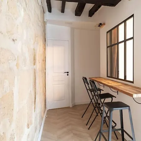 2 Lyonnais Apartment